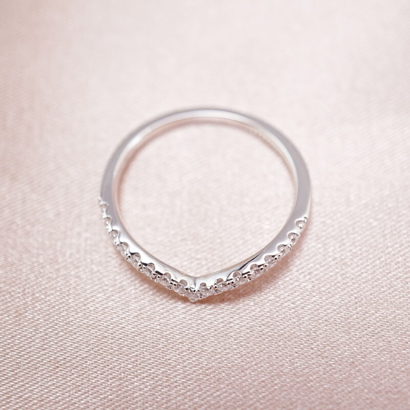 s925 V-shaped ring with moissanite stones displayed on soft background