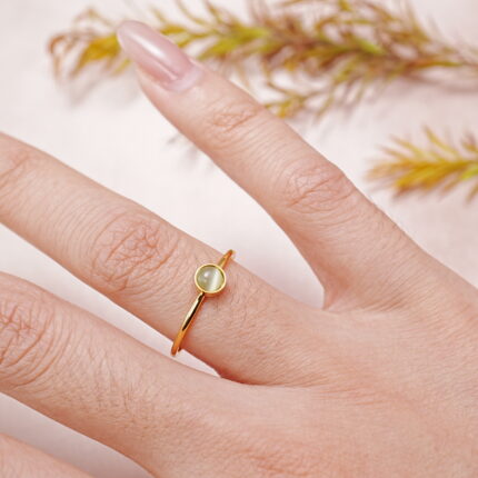 Stainless steel cat eye ring worn on hand for a delicate and elegant look.