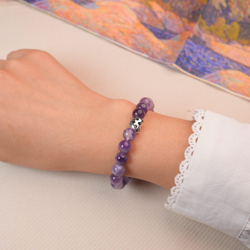 Model wearing the amethyst bracelet with silver detail, showing its elegant and calming charm.