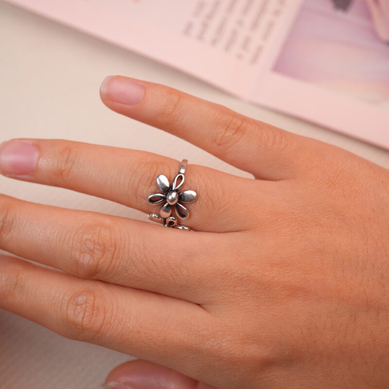 Model wearing the double daisy silver ring, showing its charming vintage floral look.
