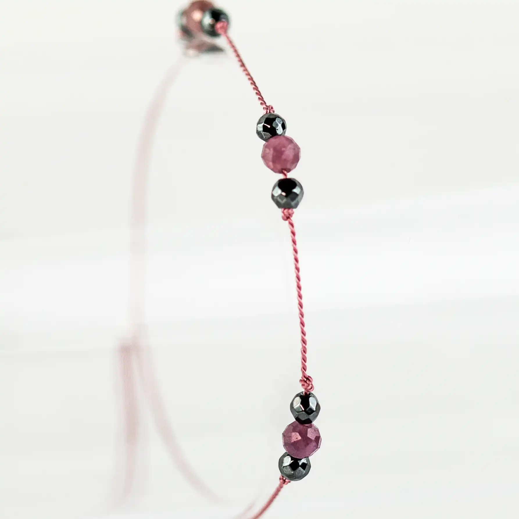 bransoletka na jedwabnej nici z hematytem i rubinem
