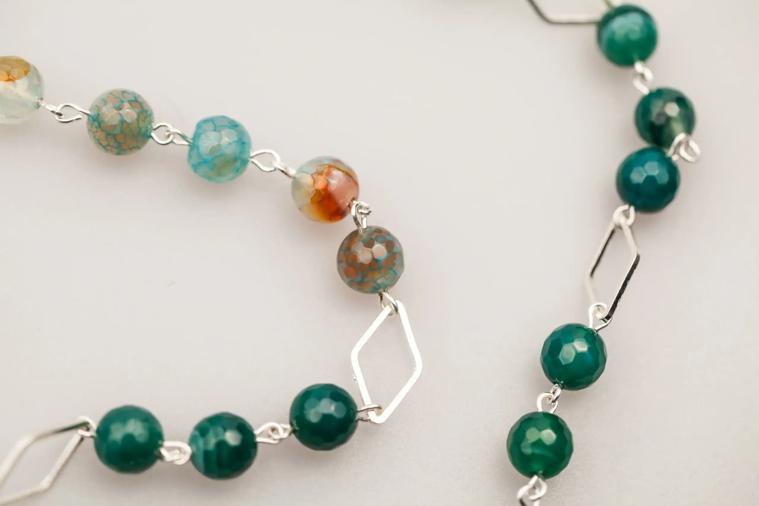 pielęgnacja bransoletek z kamieni