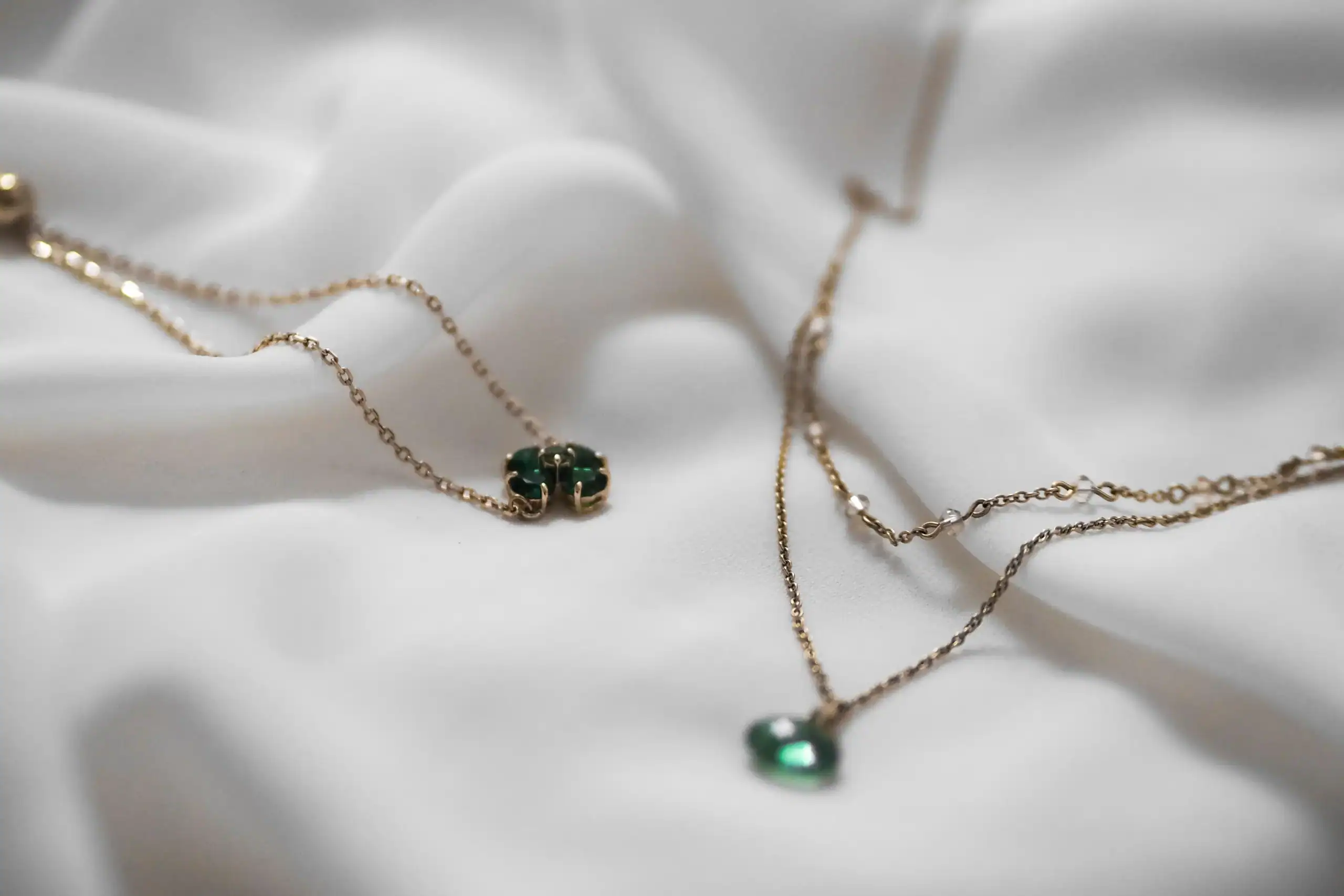 trendy biżuteria z kamieni 2026