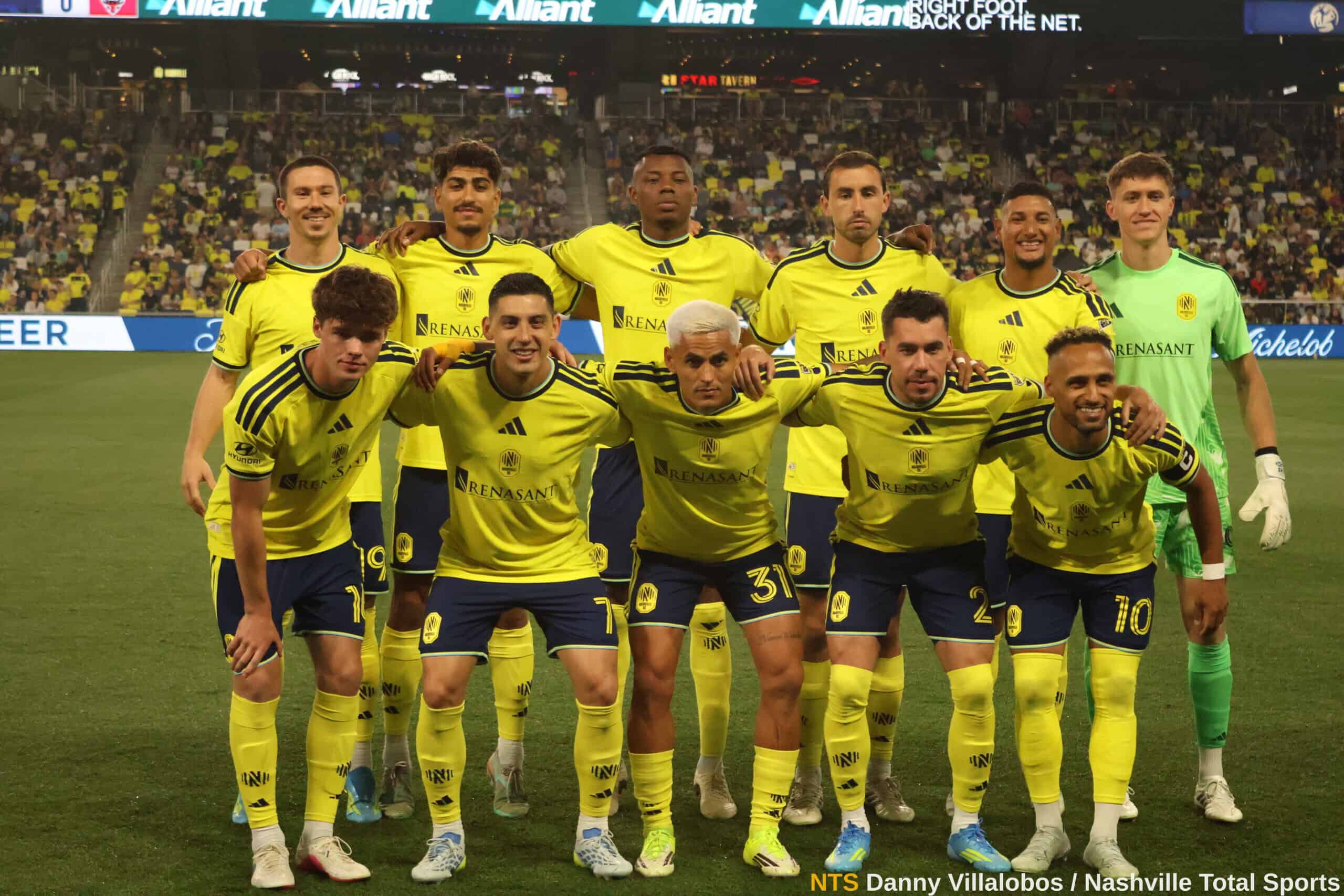 Once titular de Nashville SC posando para la foto oficial antes del partido vs DC United en GEODIS Park
