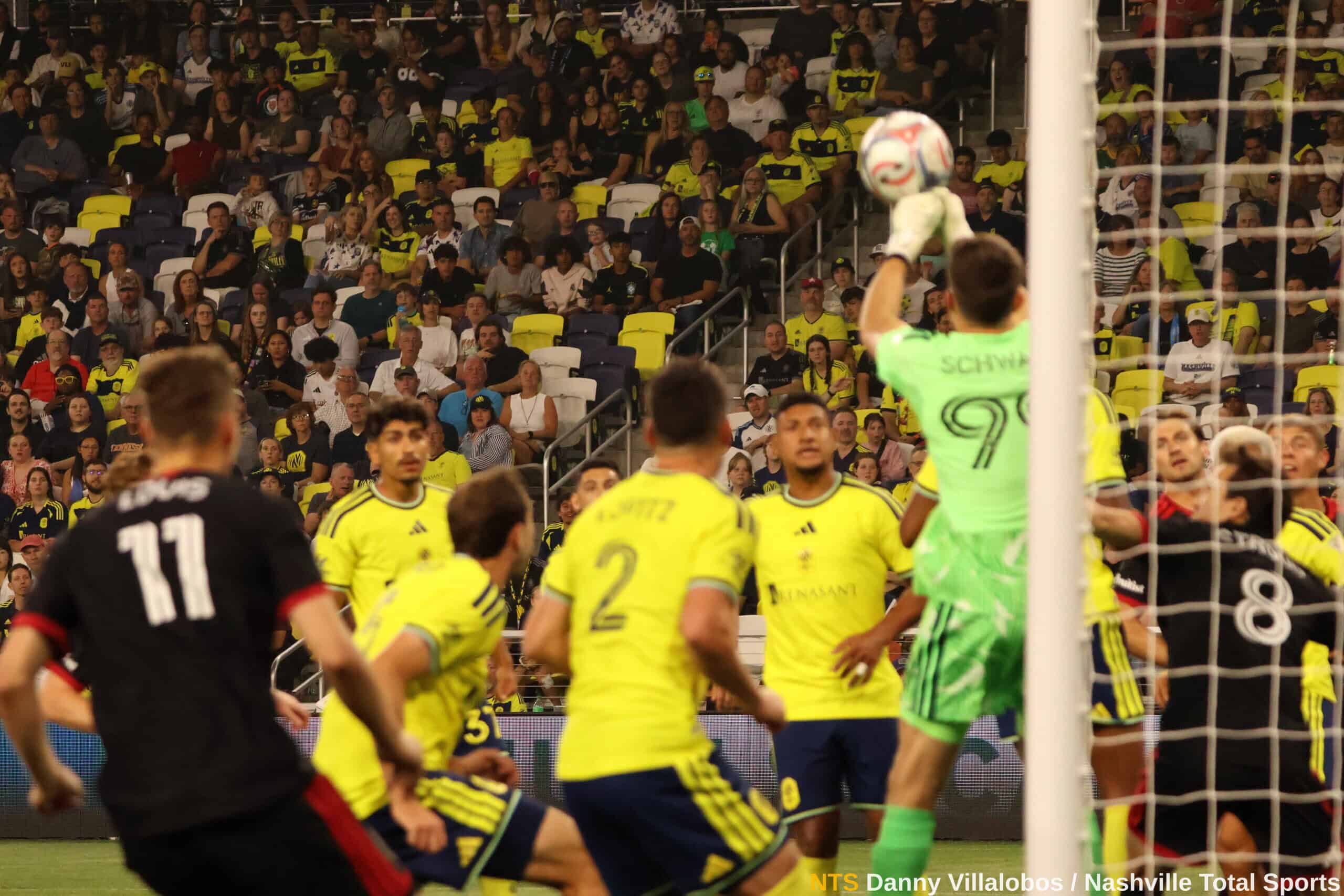 Portero Brian Schwake de Nashville SC atrapando el balón durante el partido vs DC United en GEODIS Park