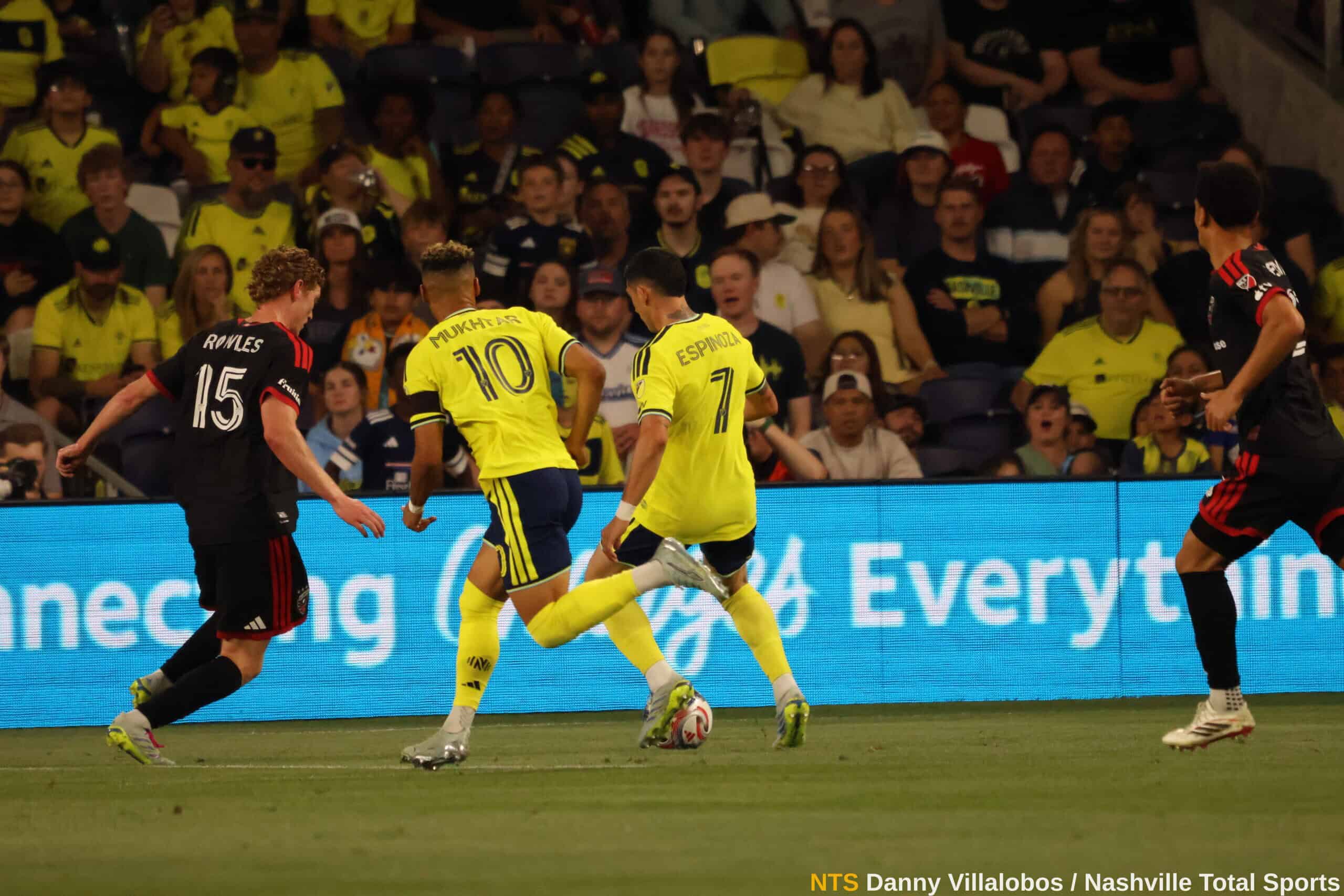 Hany Mukhtar y Cristian Espinoza de Nashville SC combinando en ataque ante la marca de DC United en GEODIS Park