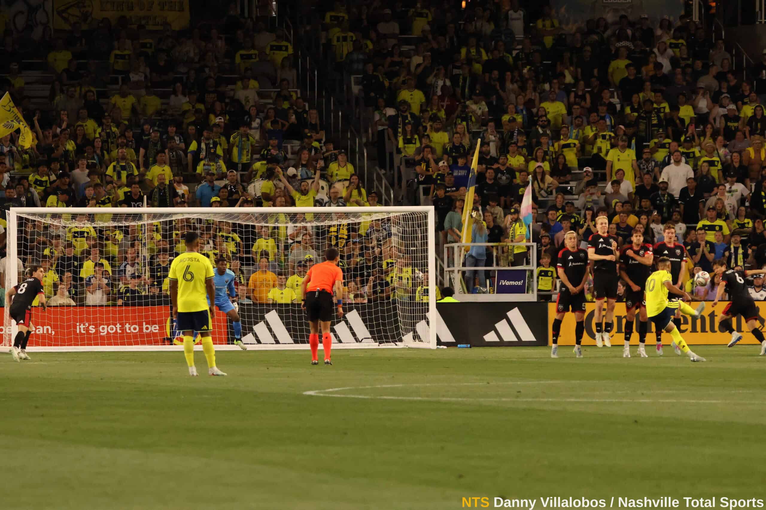 Jugador de DC United ejecutando tiro libre ante la barrera de Nashville SC en GEODIS Park