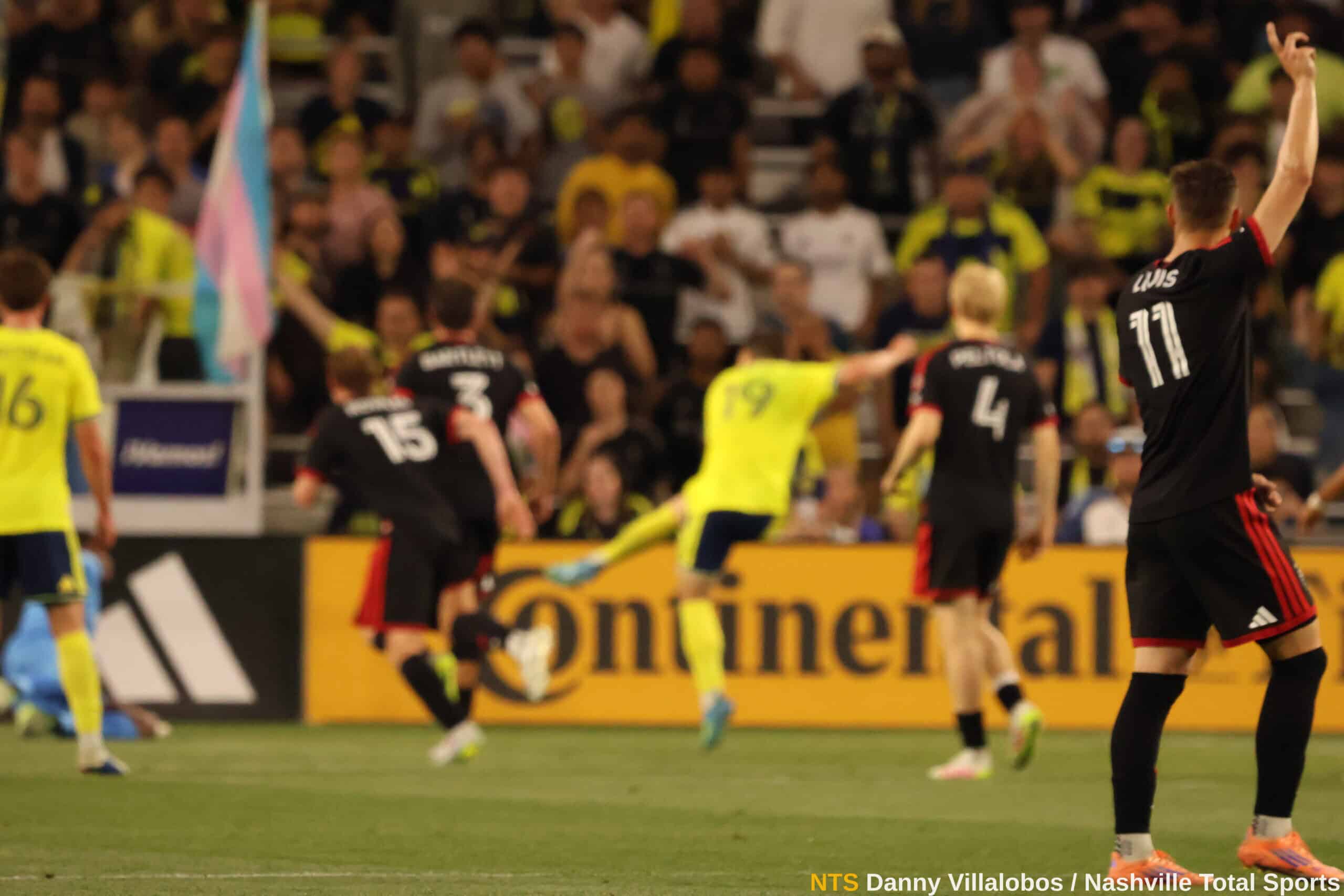 Jugadores de DC United celebrando el primer gol visitante mientras Nashville SC reacciona en GEODIS Park