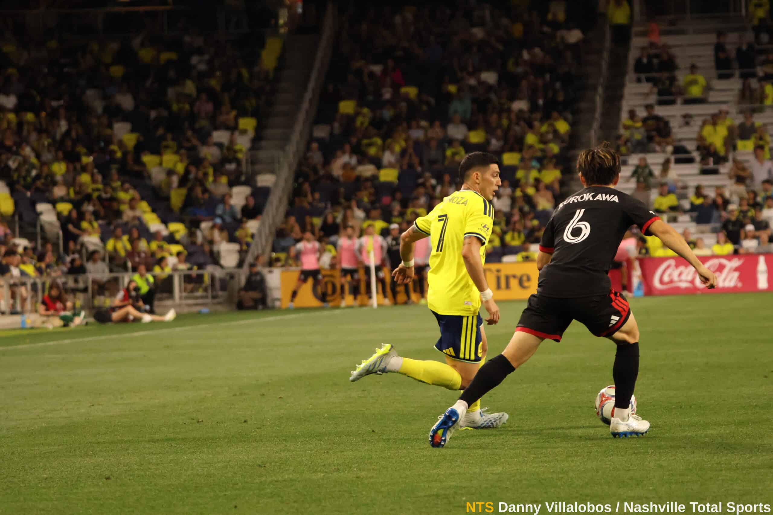 Cristian Espinoza de Nashville SC superando en velocidad a Kurokawa de DC United durante el partido