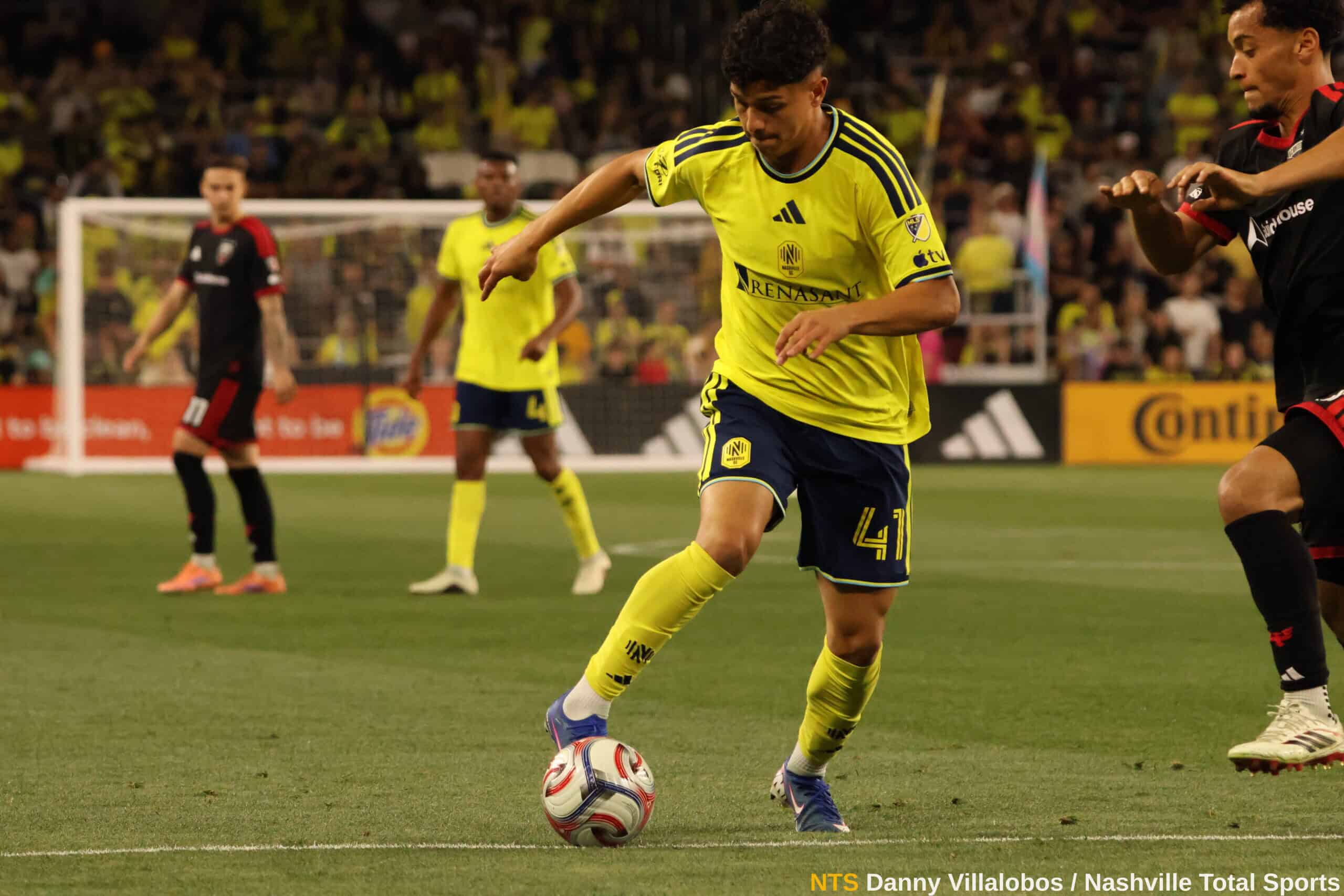 Warren Madrigal de Nashville SC controlando el balón ante la presión de DC United en GEODIS Park