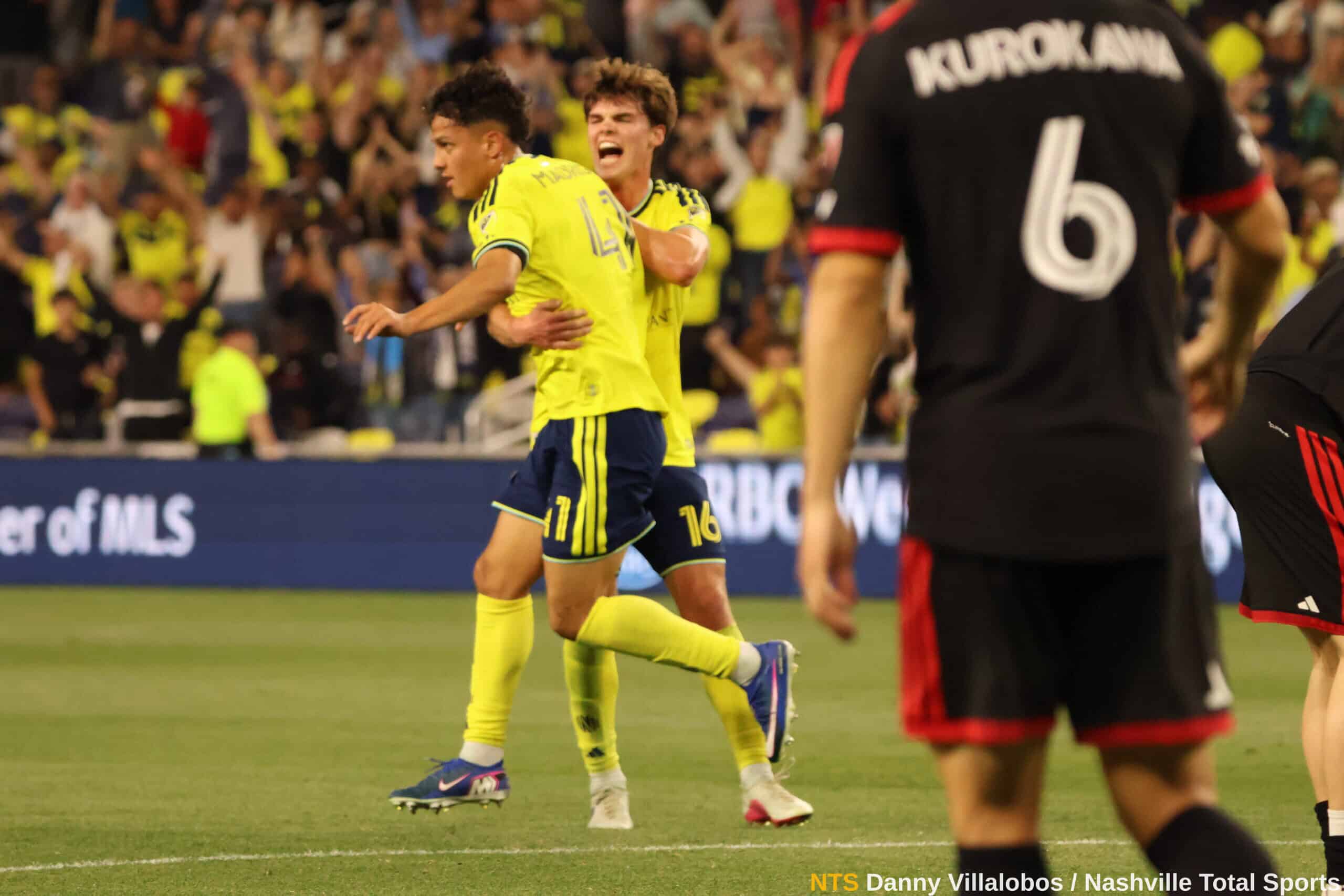 Warren Madrigal y Matthew Corcoran de Nashville SC celebrando juntos el gol del empate 2-2 en GEODIS Park al minuto 89