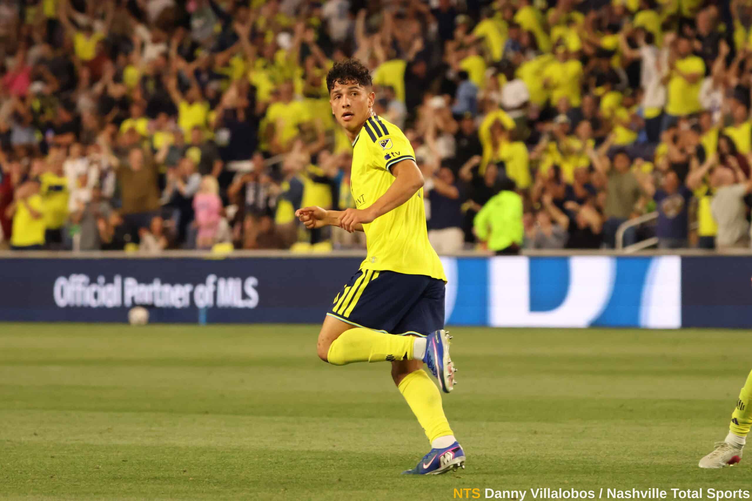 Warren Madrigal corriendo a celebrar con El Castillo de fondo tras anotar el gol del empate para Nashville SC al minuto 89