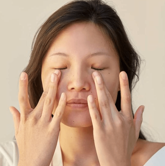 How to apply a Korean eye cream for fine lines How to apply a Korean eye cream for fine lines