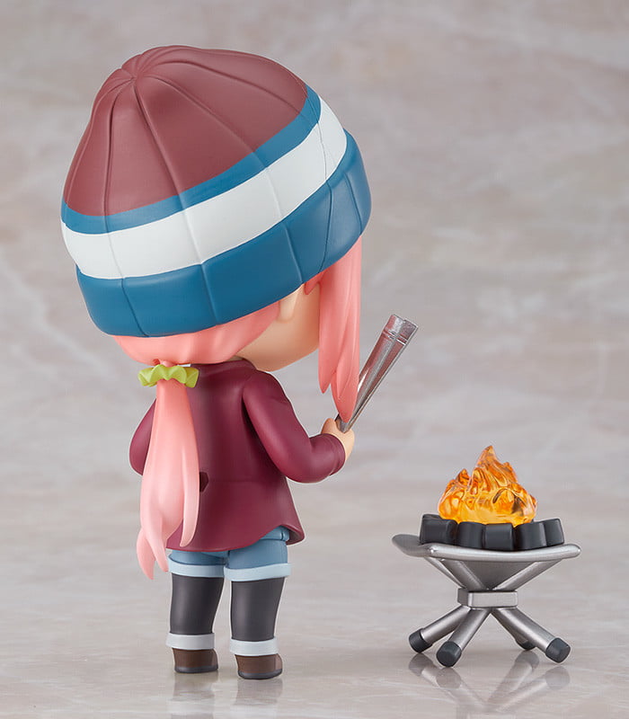 Nendoroid - #1623-dx - Yuru Camp Nadeshiko Kagamihara Solo Camp Version Dx Pose2