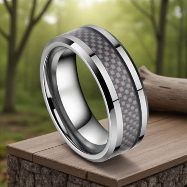 Add a personalied ring engraving to this unique ring for gents. A silver tungsten ring with an inlay of carbon fibre.