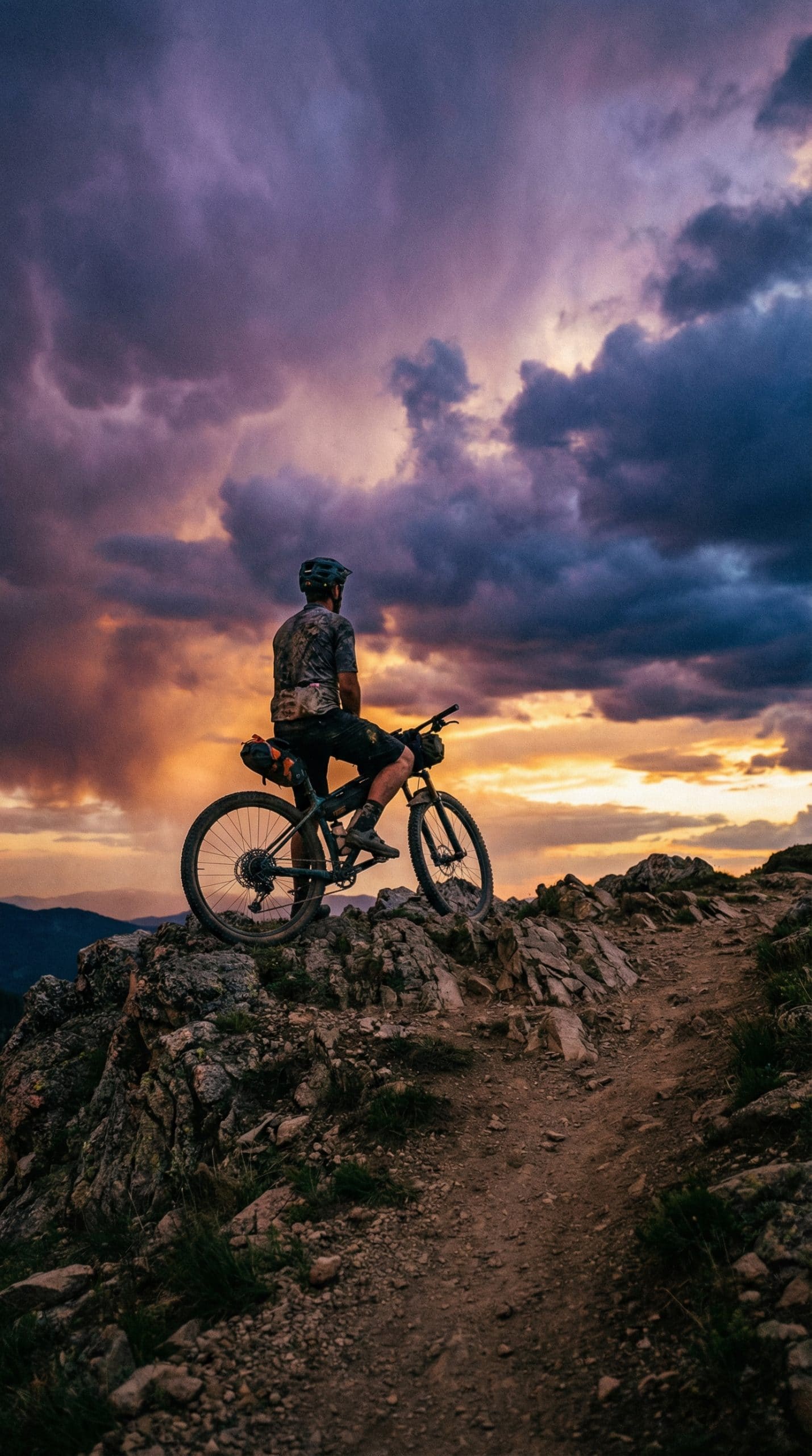 Cycliste au sommet d'une montagne en méditation sur ses objectifs