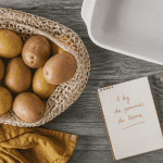 1 kg de pommes de terre sur table en bois