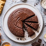 gateau cacao moelleux tranché sur assiette