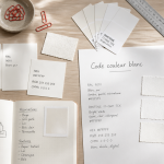 code couleur blanc nuanciers HEX sur bureau créatif