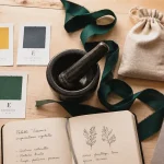 Couleur en e : échantillons noir ébène à vert émeraude sur table