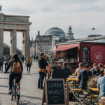 incontournable berlin porte brandebourg cyclistes street art