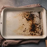 Nettoyer plaque four : graisses brûlées, sel, vinaigre et bicarbonate
