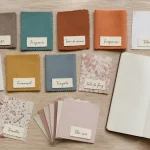 Nuancier couleur en t sur table bois clair