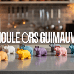Moule ours guimauve avec guimauves colorées sur plan de travail