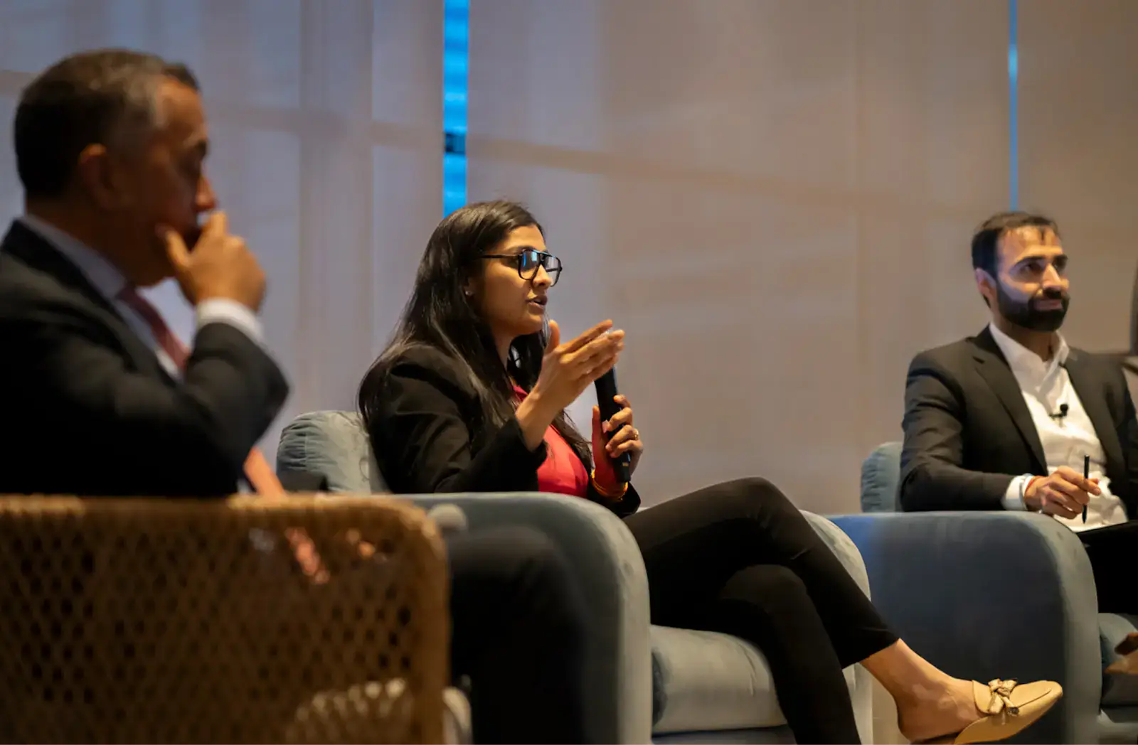 Expert medical professionals discuss cancer treatment advances at an oncology conference, emphasizing personalized medicine and innovative research in cancer care.