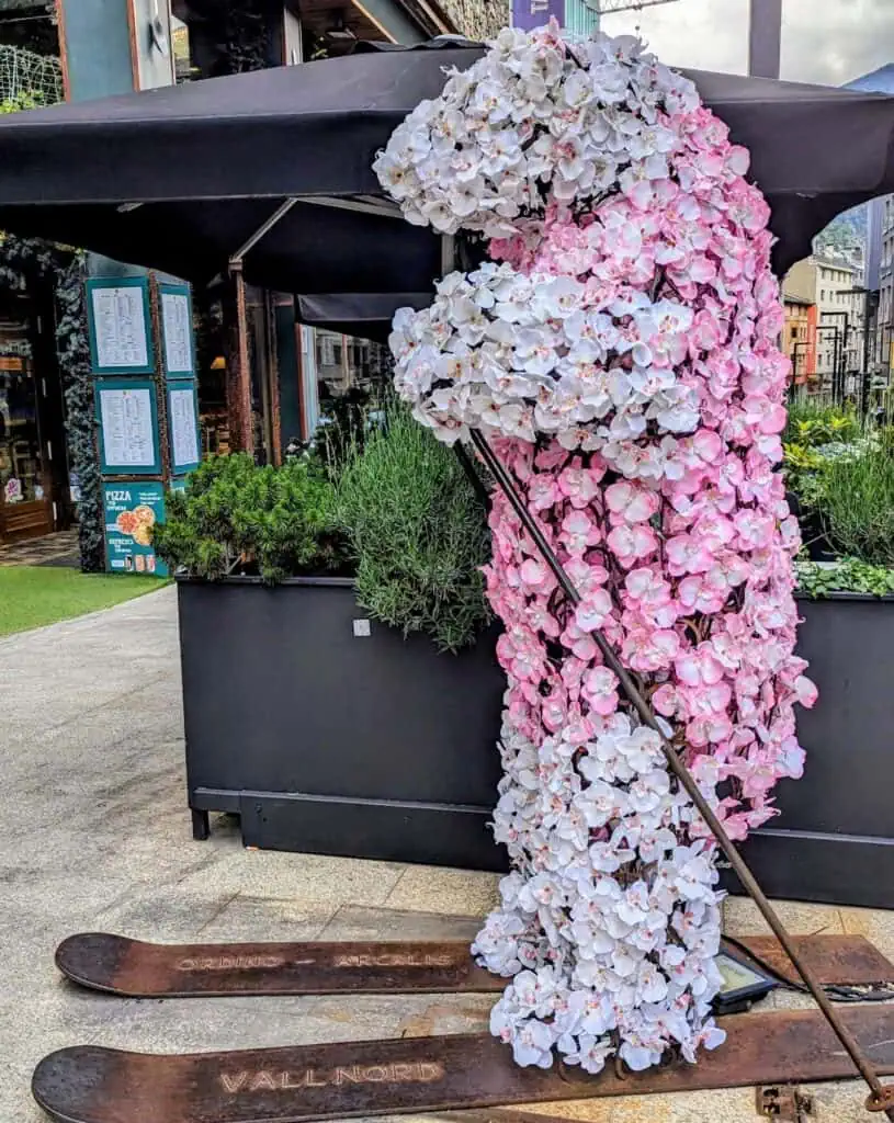 Mama Maria Restaurant Andorra La Vella - flower teddy bear outside