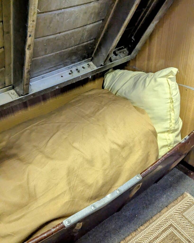 Blanket and Pillow Store under the bed - Chisinau Sleeper