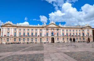 The Capitole de Toulouse - a pink building in the centre. The Toulouse parliament building. Go inside, to Salle des Illustres - with its grand marble and pillars.