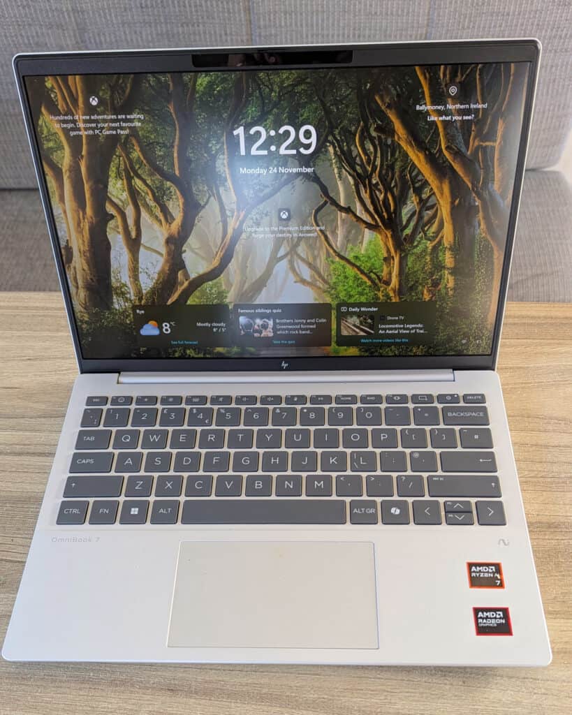 HP 13 inch aero omnibook laptop weighing less than 1kg