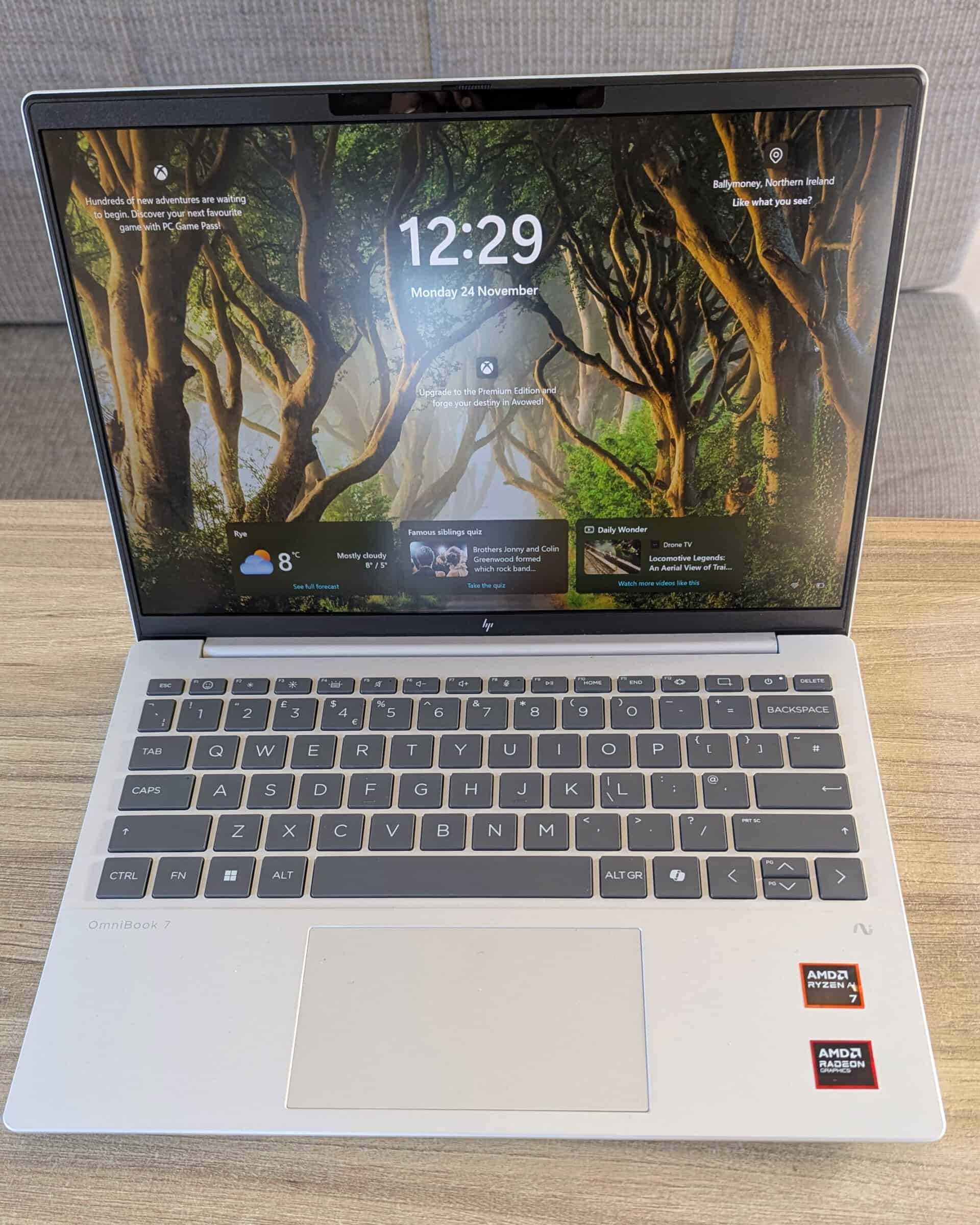 HP 13 inch aero omnibook laptop weighing less than 1kg