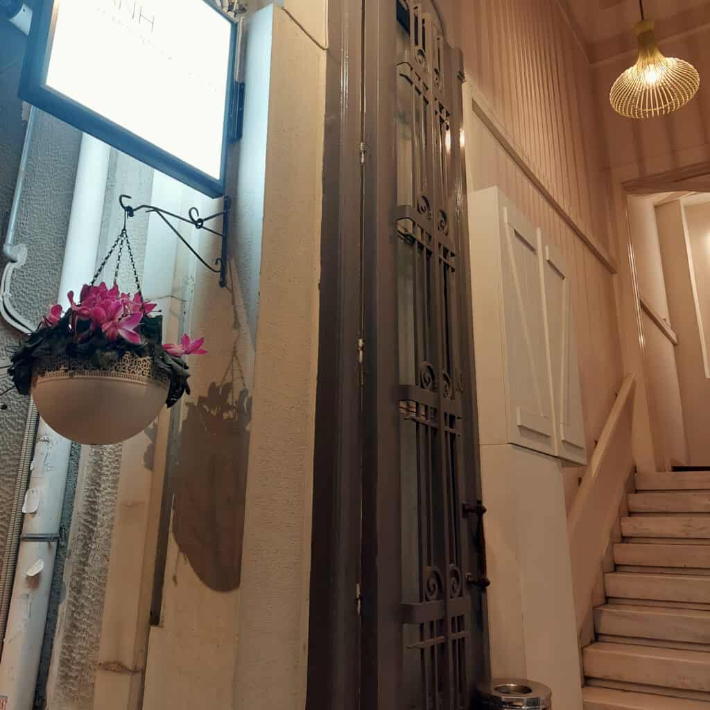entrance to mani mani restaurant Athens Greece - go upstairs