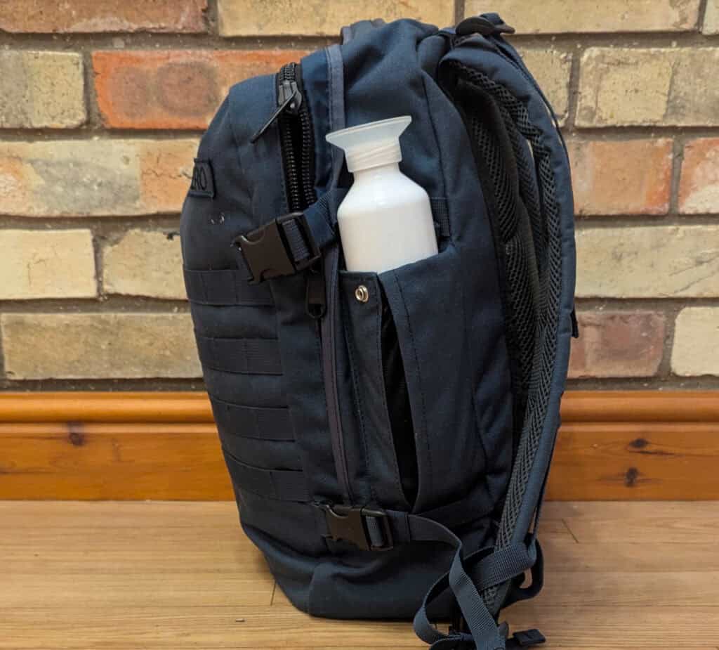 Cabin Zeo Military 28L - side with waterbottle in navy