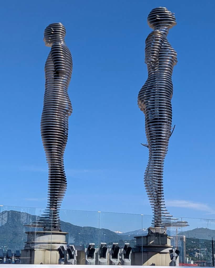 Ali and Nino statue apart in Batumi