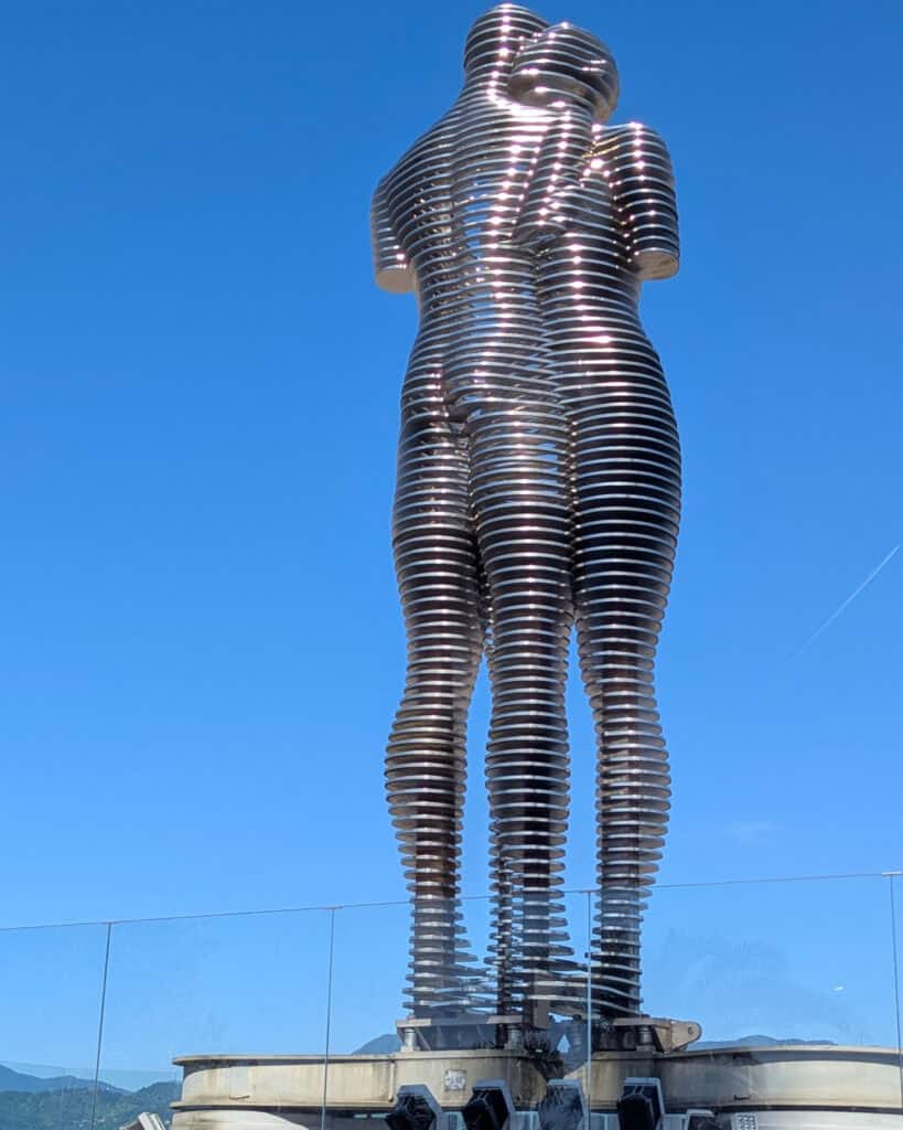 Ali and Nino statue together in Batumi