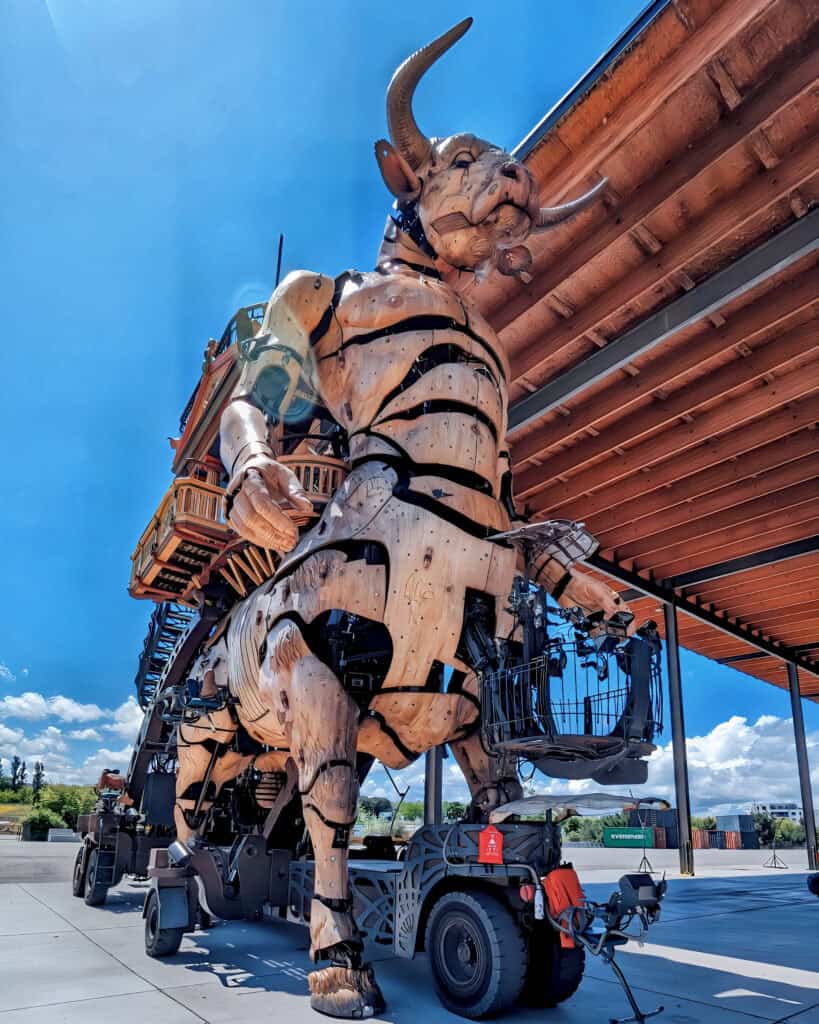 minotaur getting ready to go for a walk - Toulouse steampunk machine