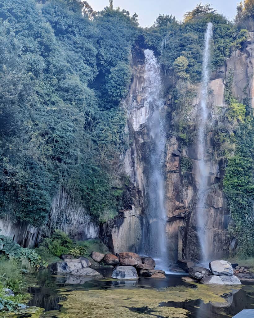 Jardin Extraordinaire Nantes - tall waterfalls