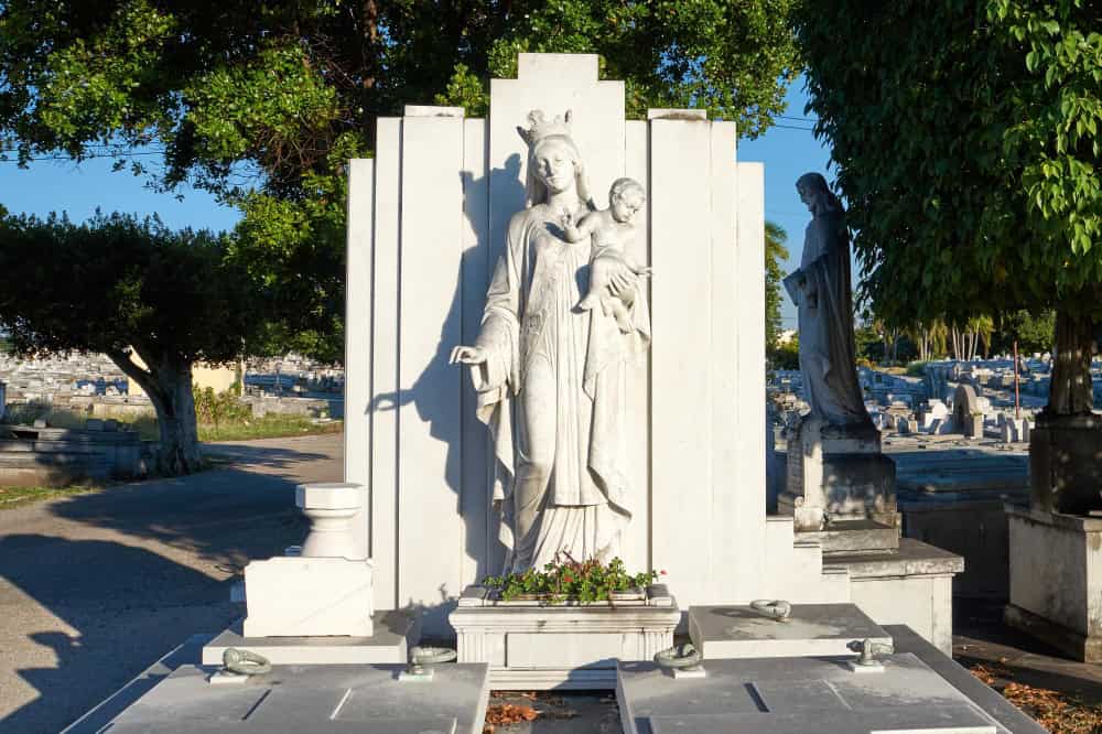 Servizio di arte cimiteriale a Cinisello Balsamo: lapidi e monumenti funebri