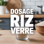 Verre rempli de riz sur planche avec bol de riz cuit, dosage riz verre