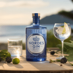 nordes gin bouteille sur table avec plantes aromatiques