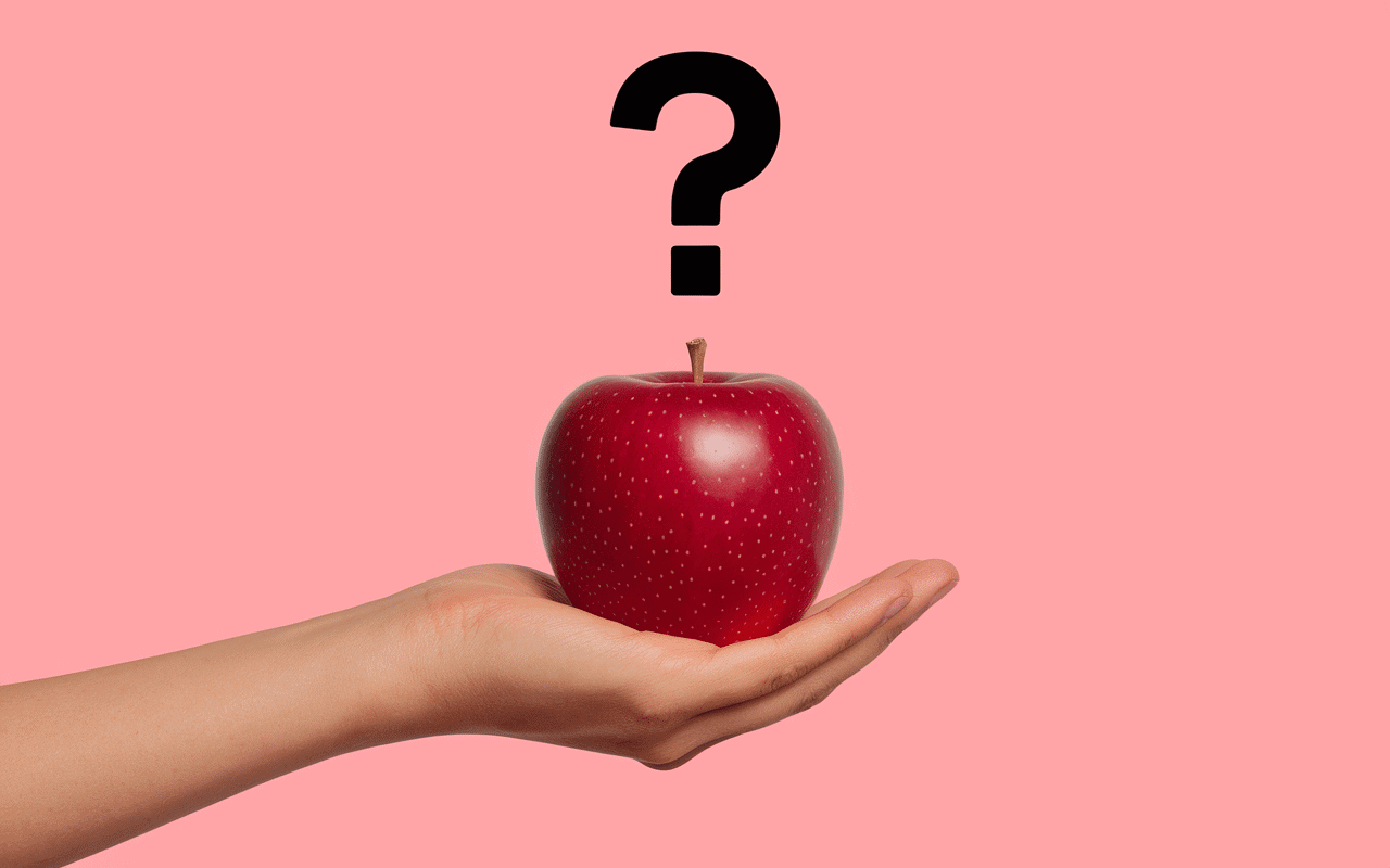 Main tenant trognon de pomme avec pépins