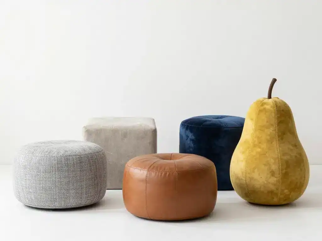 un pouffe rond, cube et poire en tissu, cuir, velours