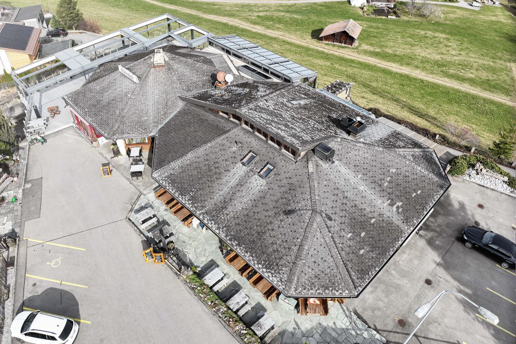 Luftaufnahme eines Gebäudes mit Drohnenvermessung, Laserscanning, Bau- und Immobilienbranche, Thun,.