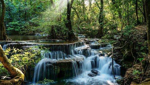 Cascade naturelle dans une forêt de Kanchanaburi