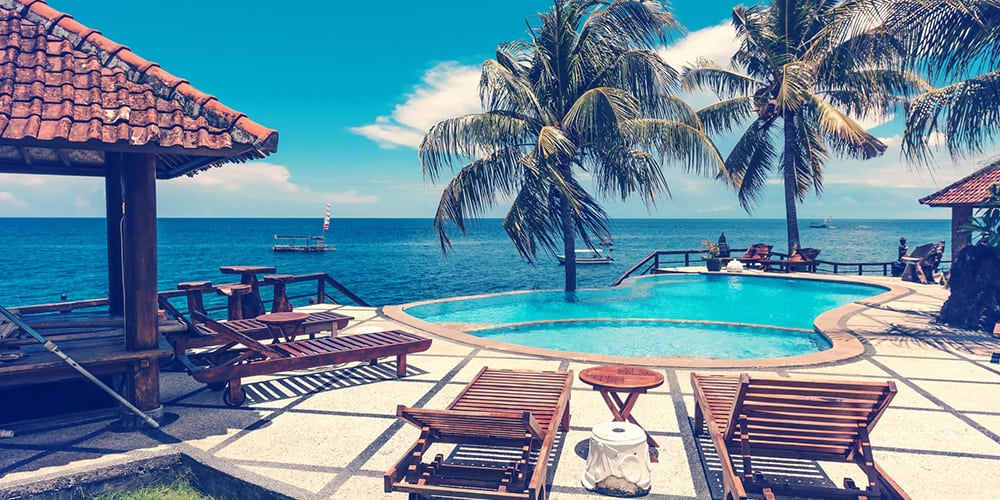 Villa avec piscine et vue sur la mer et les cocotiers