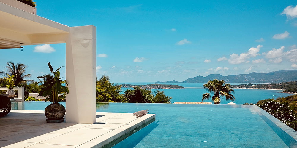 Villa avec piscine à débordement avec vue sur la mer