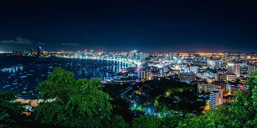 Vue surplombante de la ville de Pattaya éclairée en pleine nui
